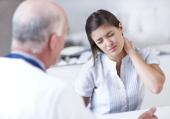 ویزیت پزشک برای گردن درد